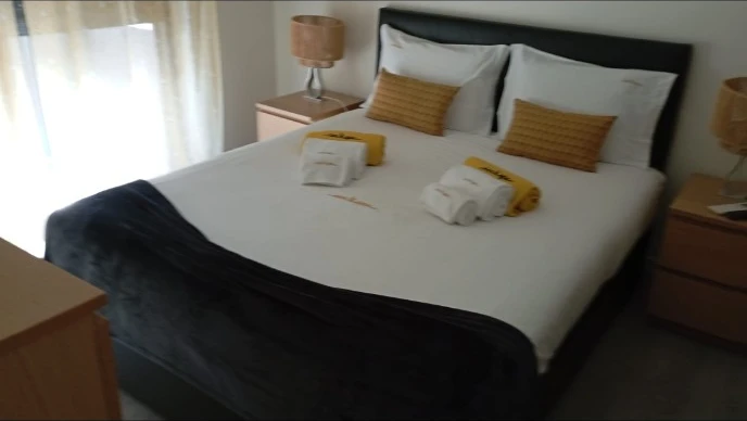 Quarto de Alojamento Local com cama de casal e toalhas